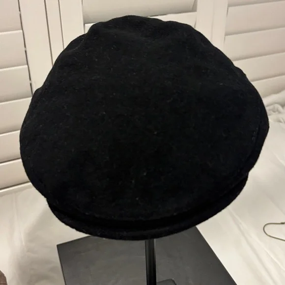 Classic Black Flat Cap - Picture 2 of 5